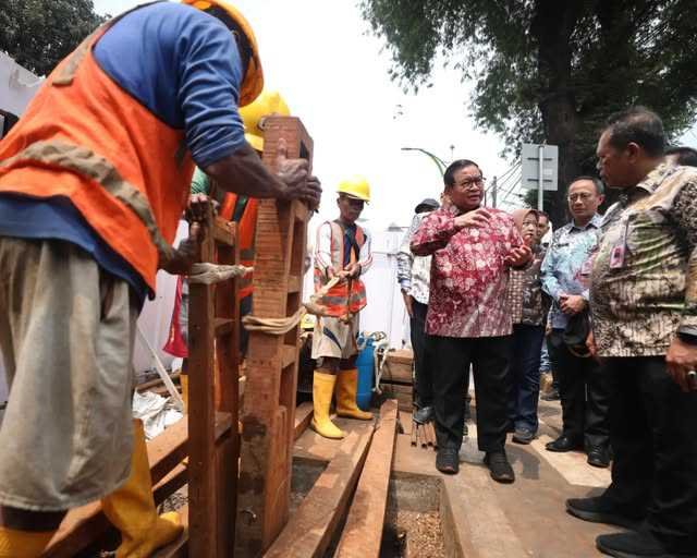 Gubernur DKI Jakarta Meninjau Pembangunan Sarana Jaringan Utilitas Terpadu.