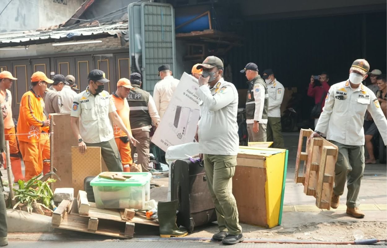 Manpol Kecamatan Kebayoran Lama Menertibkan Pedagang Kaki Lima Di Atas Trotoar