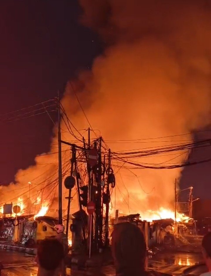 Api Lahap18 Rumah Di Kebayoran Lama, Sekitar 150 Jiwa Kehilangan tempat Tinggal.