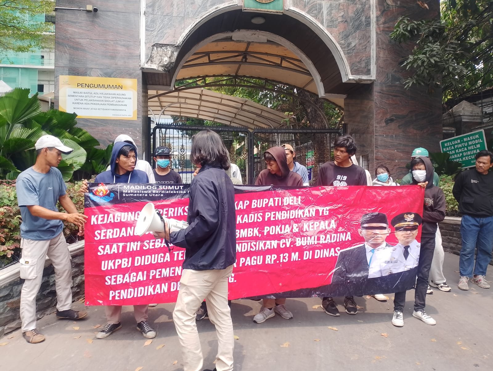 Aksi Mahasiswa Madilog Sumut di Kejaksaan Agung RI, Desak Usut Dugaan Pengondisian Tendet Proyek di Deli Serdang
