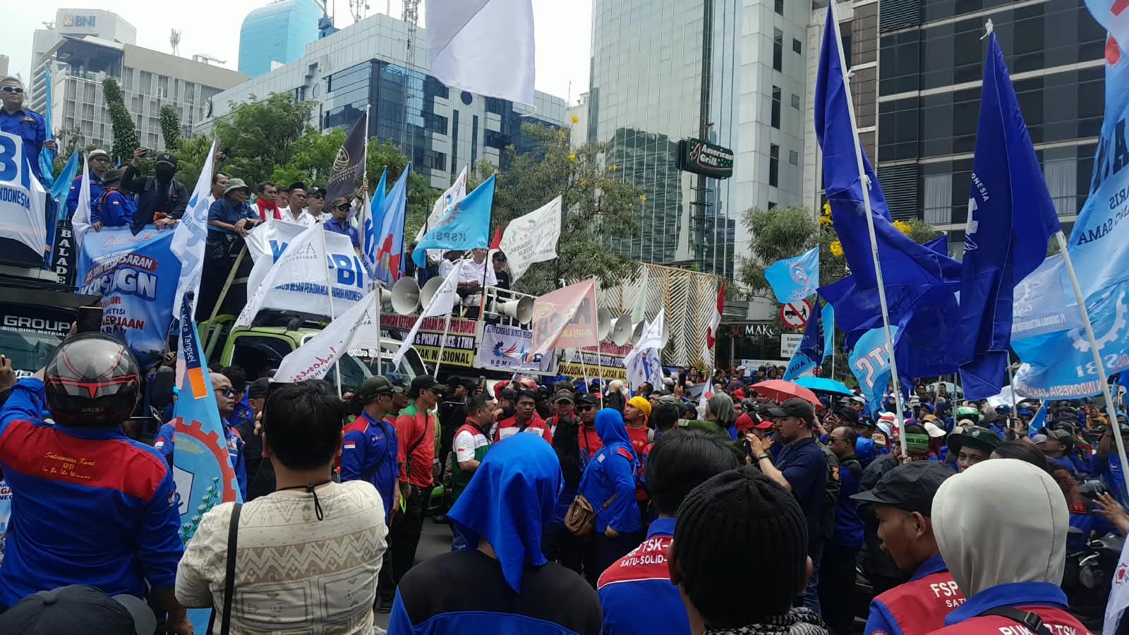Koalisi Besar Perjuangan Buruh Indonesia Gelar Aksi di Menteng, Desak Pengesahan UU Perlindungan Ketenagakerjaan