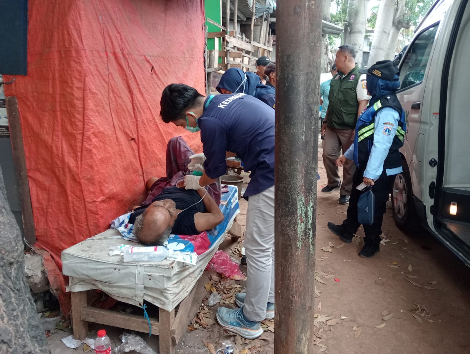 Tim Kesehatan Dan Dinsos DKI BantuOrang Terlantar Menderita Sakit
