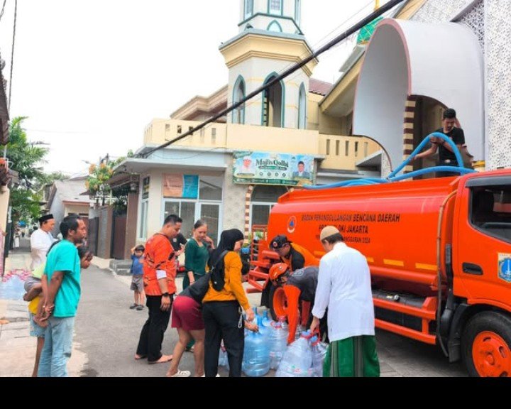 99 Keluarga Di Pondok Pinang Terdampak Kekeringan, Dapat Bantuan 10.000 Liter Air Bersih